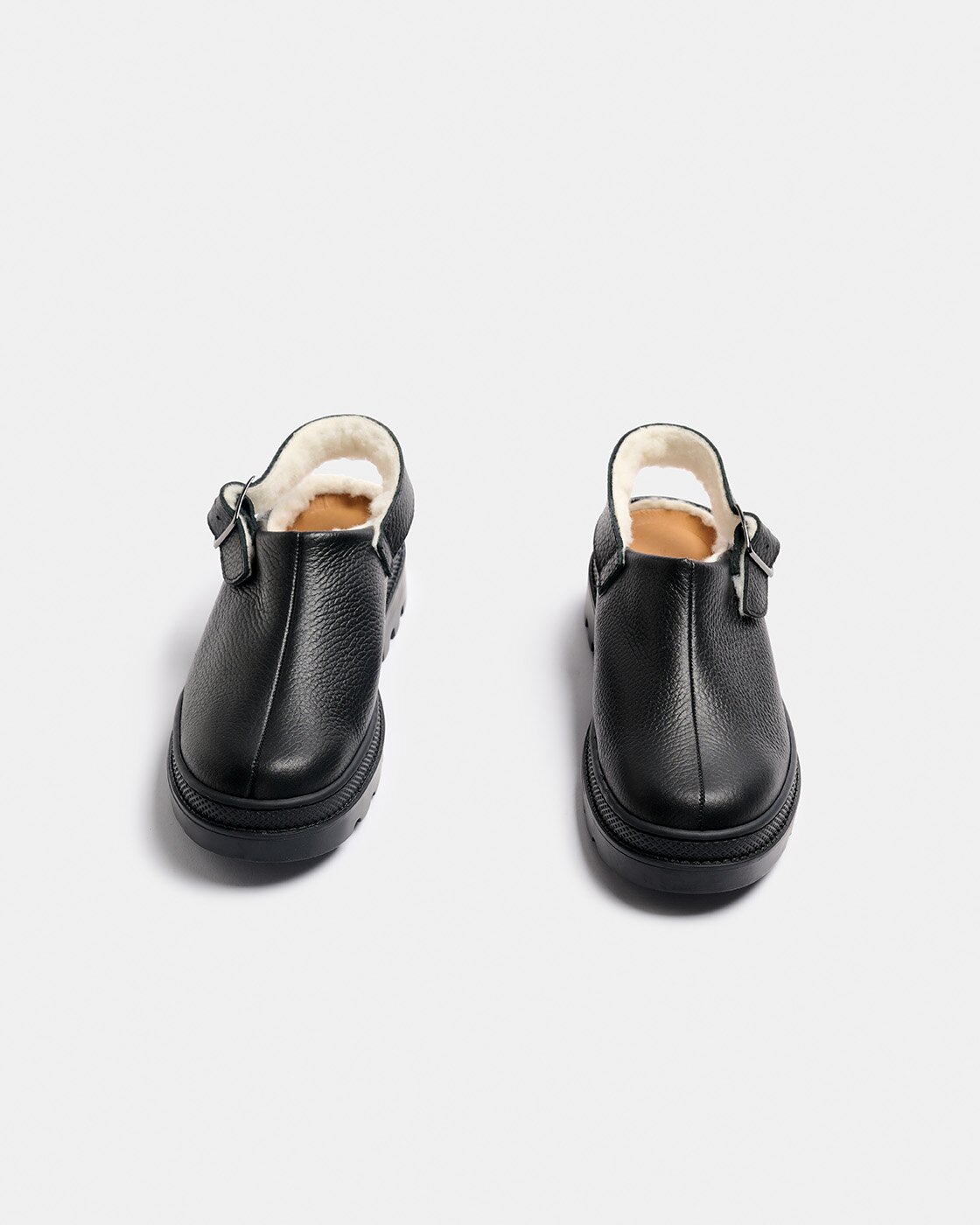 Zapato de mujer estilo zueco de tacón de piel grabada forrado de lana con correa, hebilla y suela track - Naguisa - Negro Negro-3