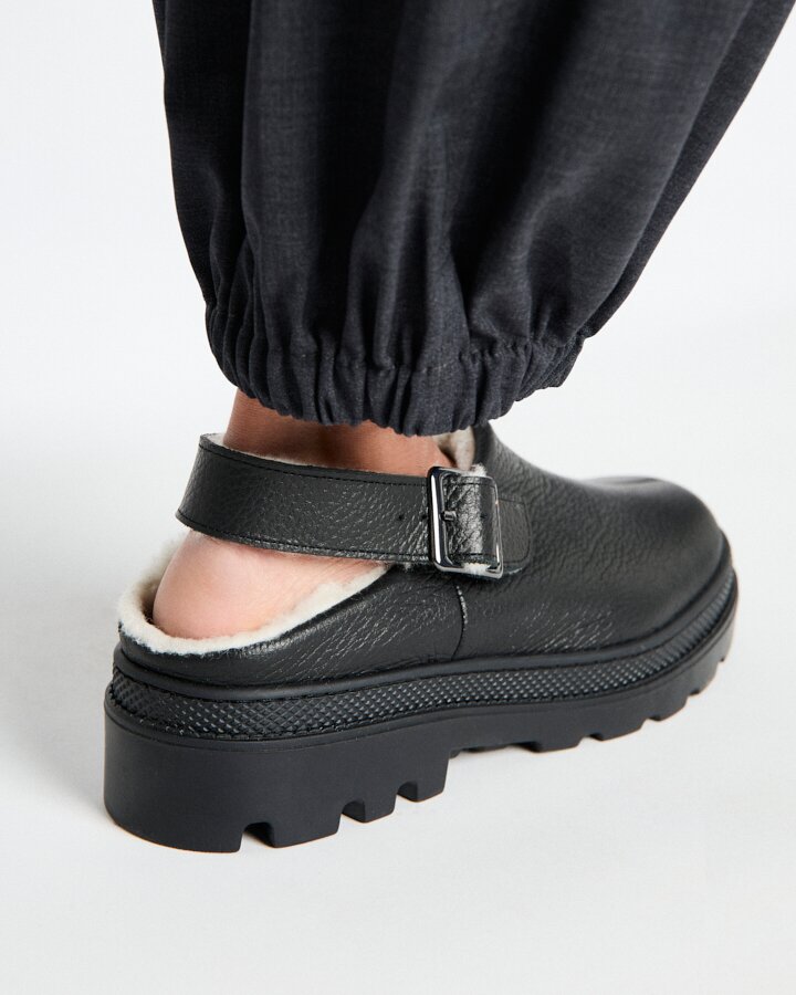 Zapato de mujer estilo zueco de tacón de piel grabada forrado de lana con correa, hebilla y suela track - Naguisa - Negro Negro-2