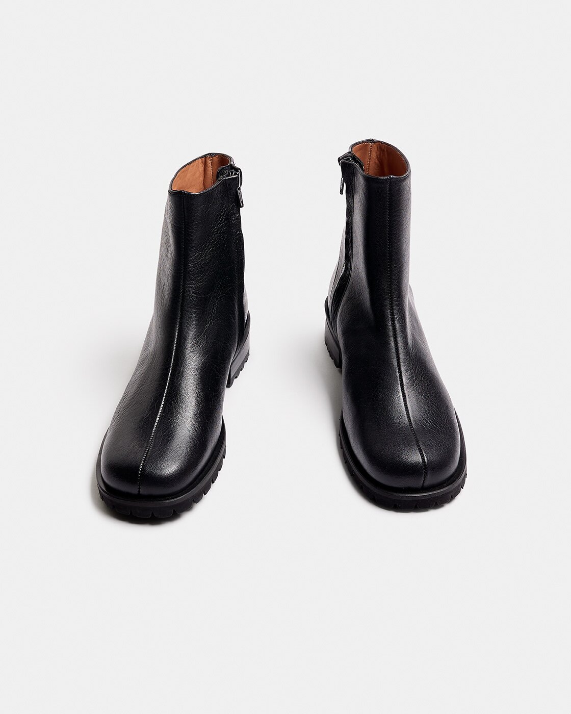 Botines con suela track de tacón y caña baja de mujer de piel con cierre de cremallera lateral y suela track - Naguisa - Negro Negro-2