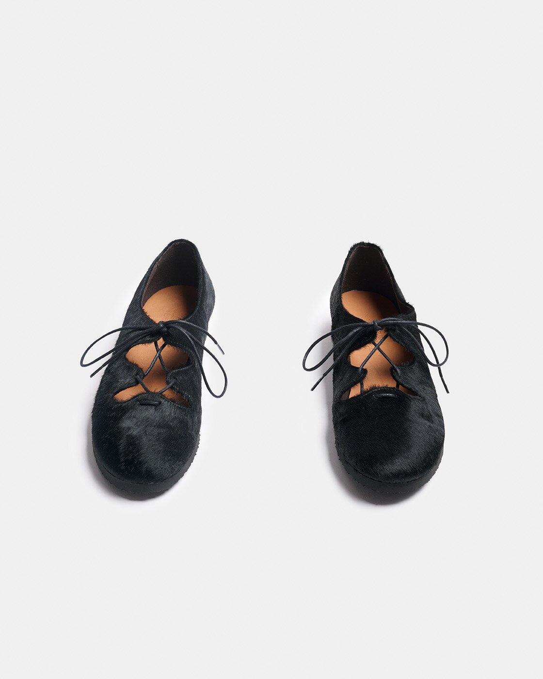 Zapato plano estilo mercedita de mujer de piel con acabado de pelo, abierto en el empeine con cordones - Naguisa - Negro Negro-2