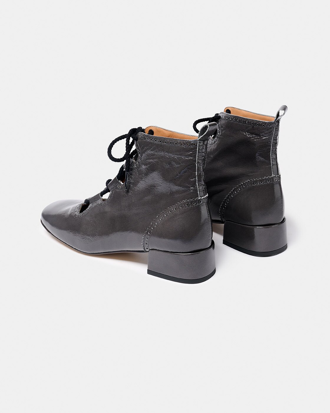 Botines de mujer abiertos de tacón y caña baja de piel acabado charol - Naguisa - Gris Gris-3