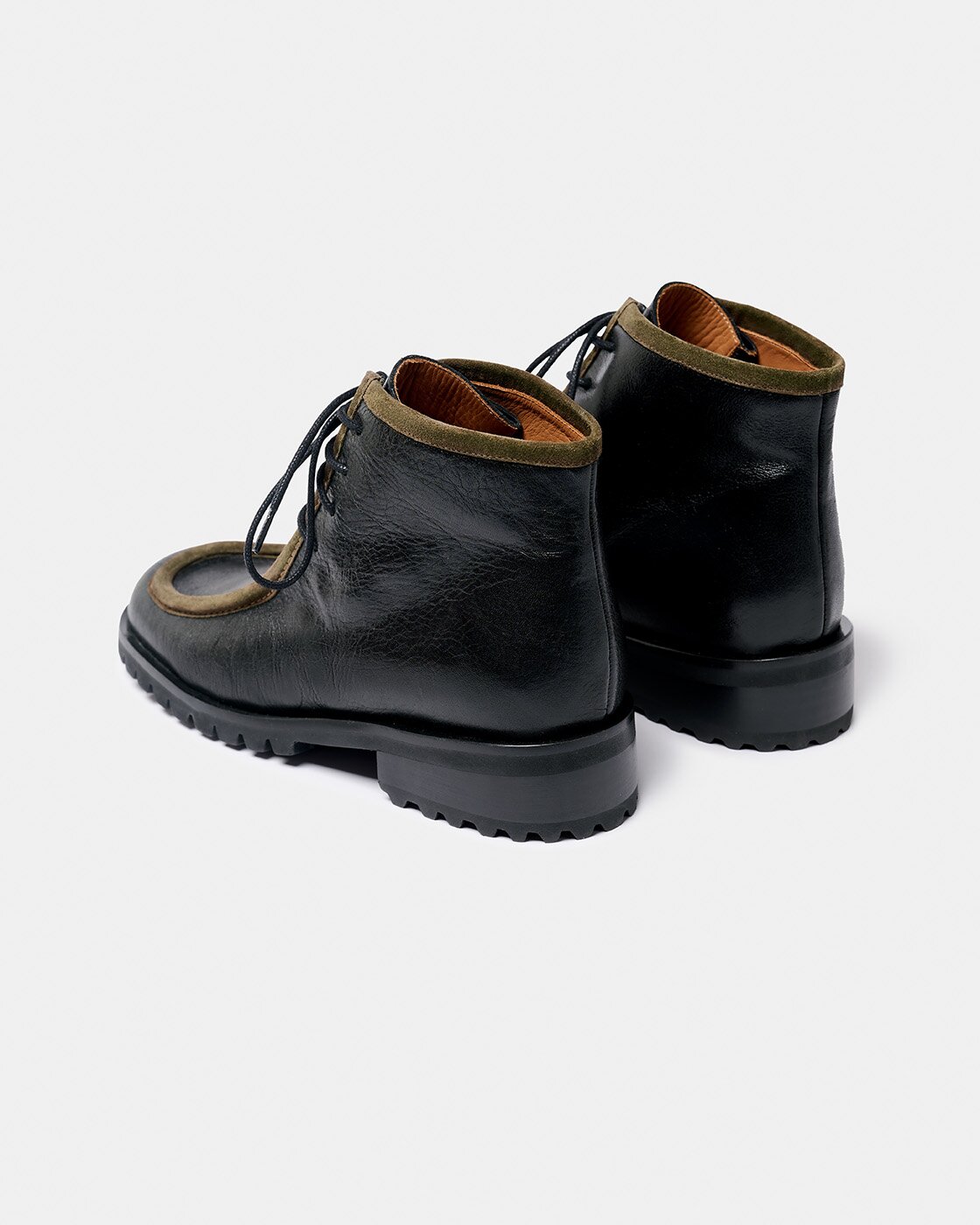 Botines con suela track de mujer tipo wallabee de caña baja y cordones, de piel con detalles en serraje y suela track - Naguisa - Negro / Verde Negro / Verde-3