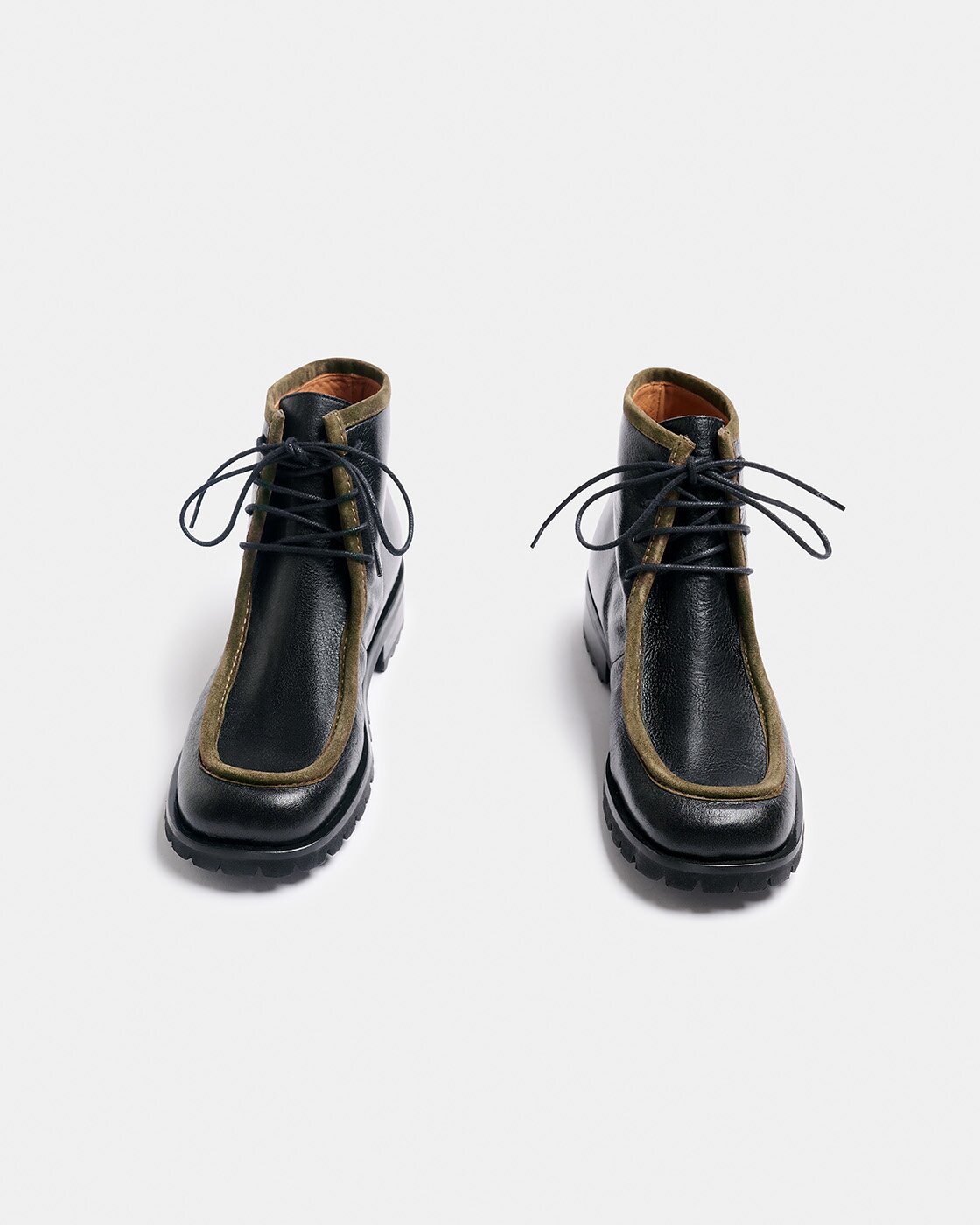 Botines con suela track de mujer tipo wallabee de caña baja y cordones, de piel con detalles en serraje y suela track - Naguisa - Negro / Verde Negro / Verde-2