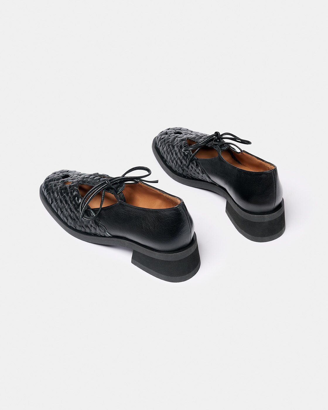 Zapato de piel de mujer con cierre de lazo y detalle de trenzado en la parte frontal - Naguisa - Negro Negro-3