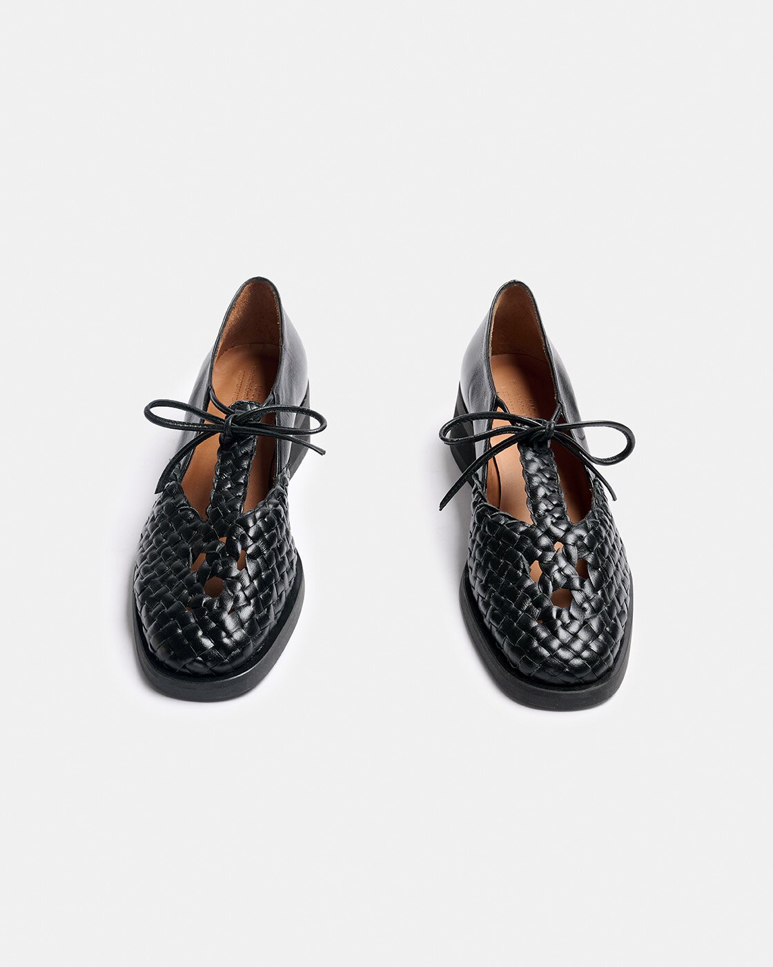 Zapato de piel de mujer con cierre de lazo y detalle de trenzado en la parte frontal - Naguisa - Negro Negro-2