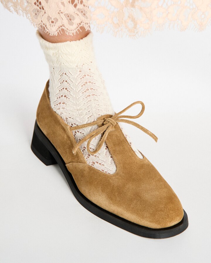 Zapato de piel serraje de mujer con cierre de lazo con tira t - Naguisa - Marrón Marrón-4