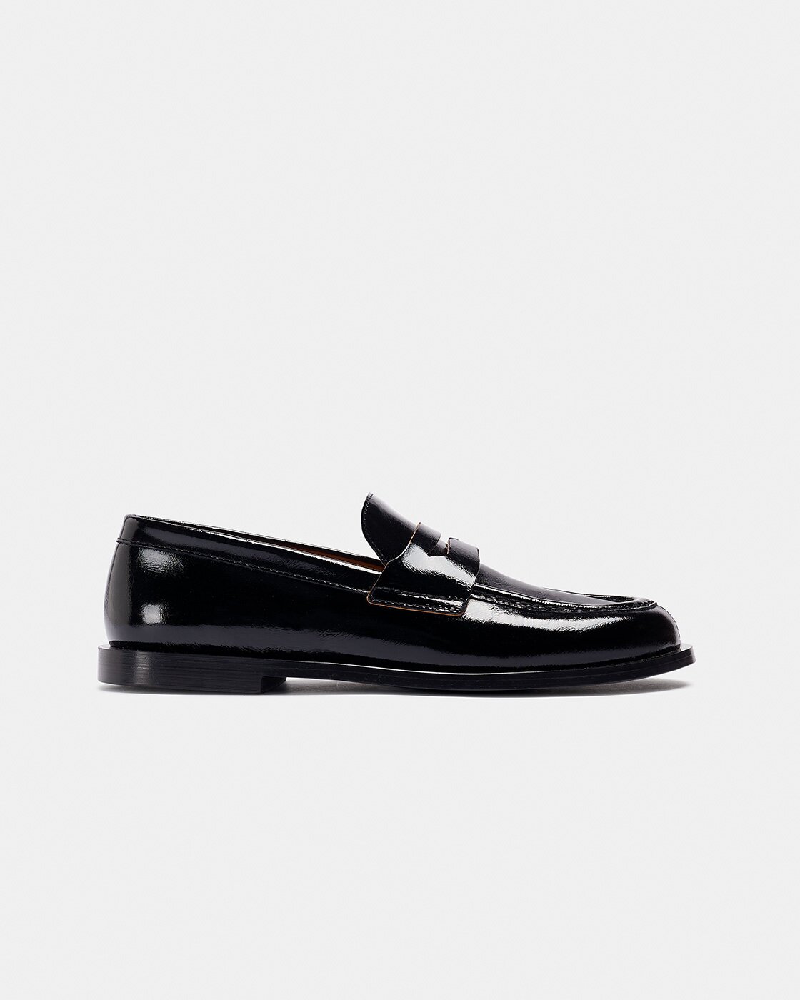 Imagen 0 de Zapato plano de mujer tipo mocasín de piel con acabado charol Negro