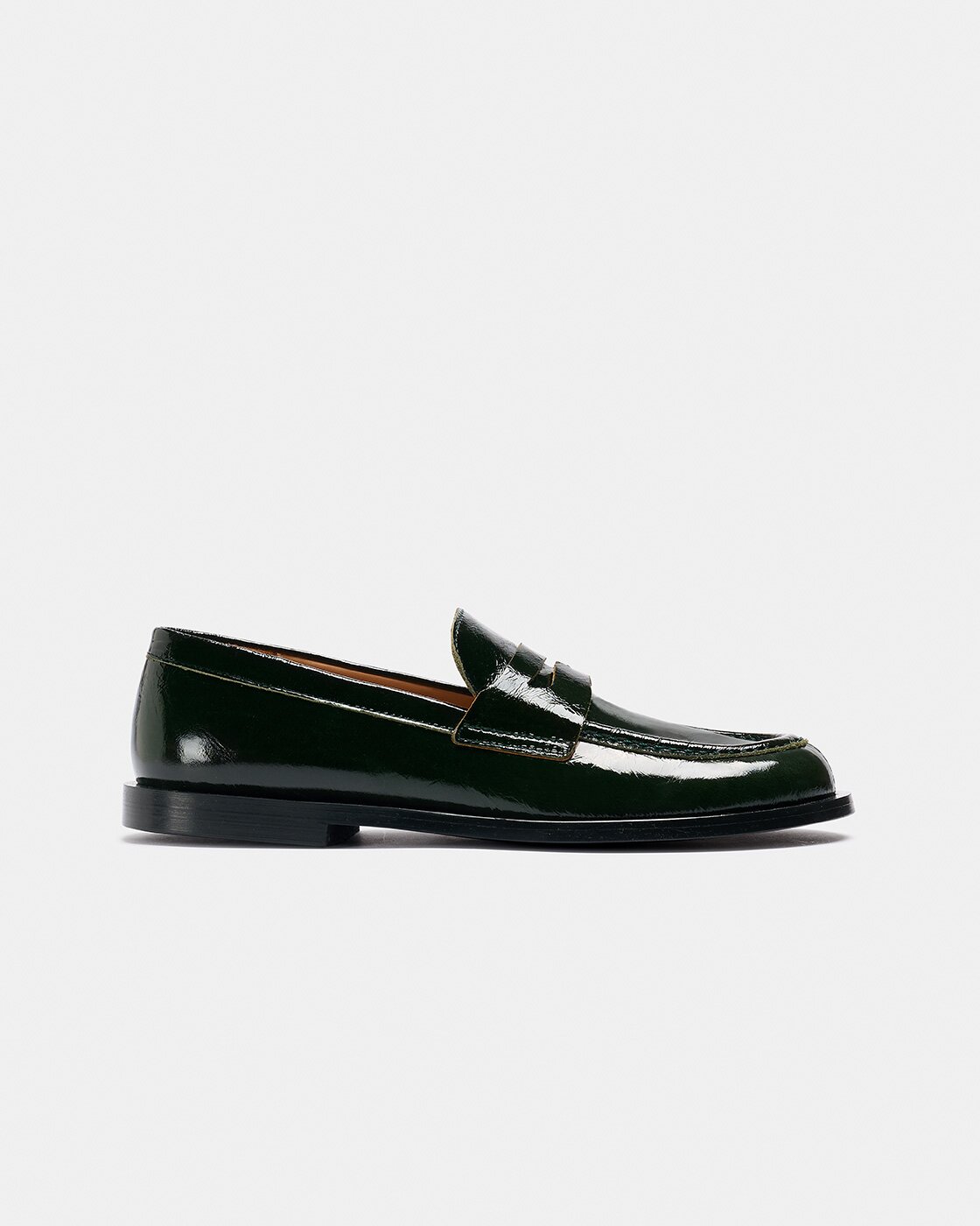 Imagen 0 de Zapato plano de mujer tipo mocasín de piel con acabado charol Verde