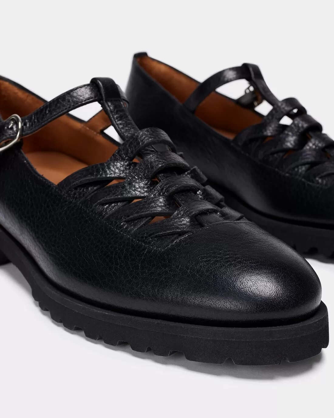 Zapato tipo mercedita de mujer de piel, tira t con suela track y cierre con hebilla - Naguisa - Negro Negro-2