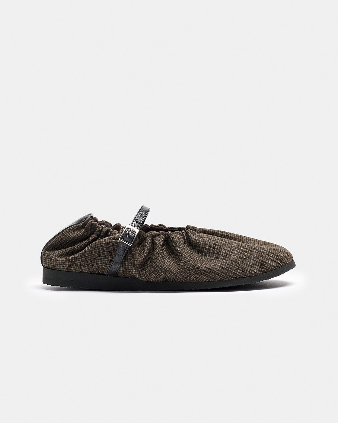 Imagen 0 de Zapato plano de mujer tipo mercedita con detalle de fruncido y tejido con detalle de piel en el cierre con hebilla Negro