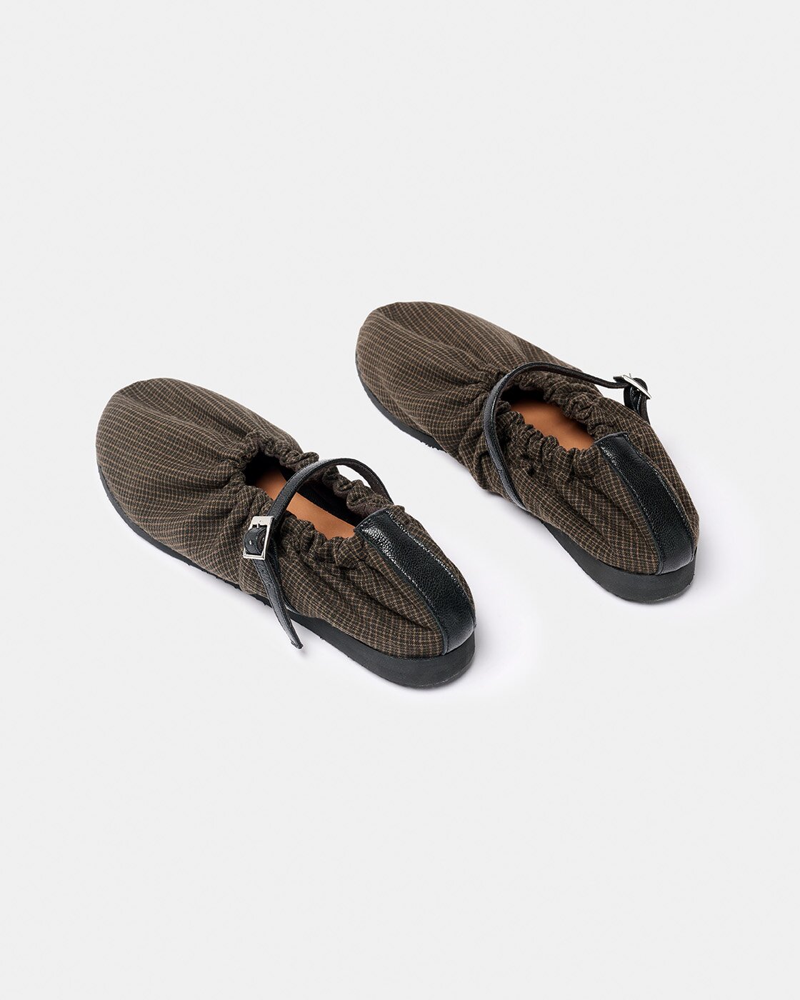 Zapato plano de mujer tipo mercedita con detalle de fruncido y tejido con detalle de piel en el cierre con hebilla - Naguisa - Negro Negro-3