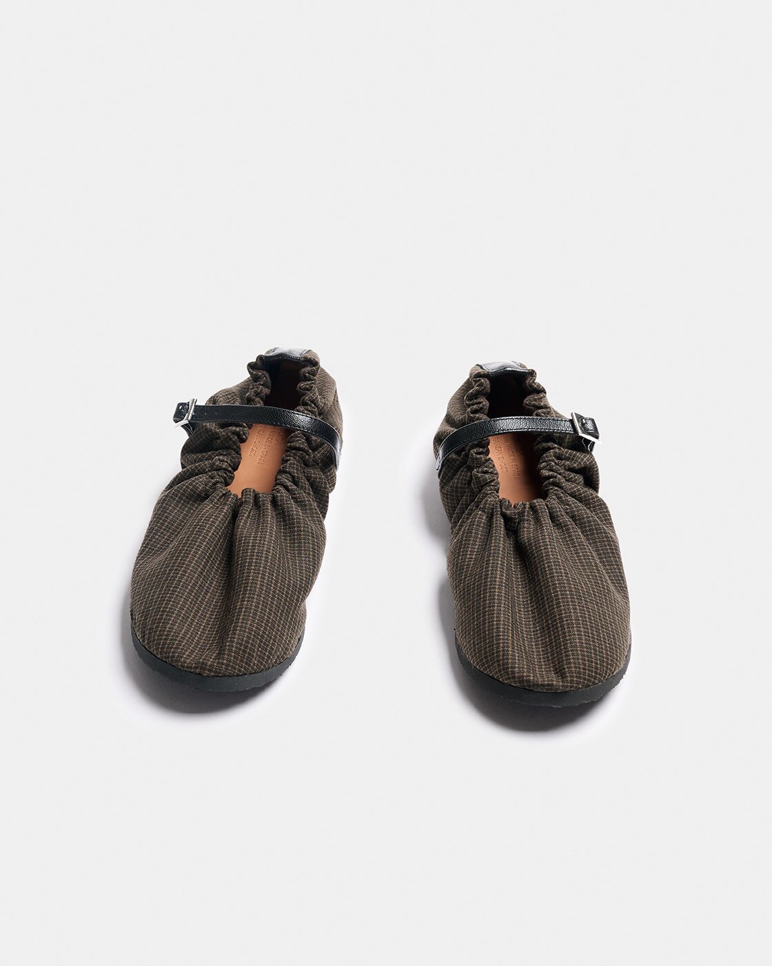 Zapato plano de mujer tipo mercedita con detalle de fruncido y tejido con detalle de piel en el cierre con hebilla - Naguisa - Negro Negro-2