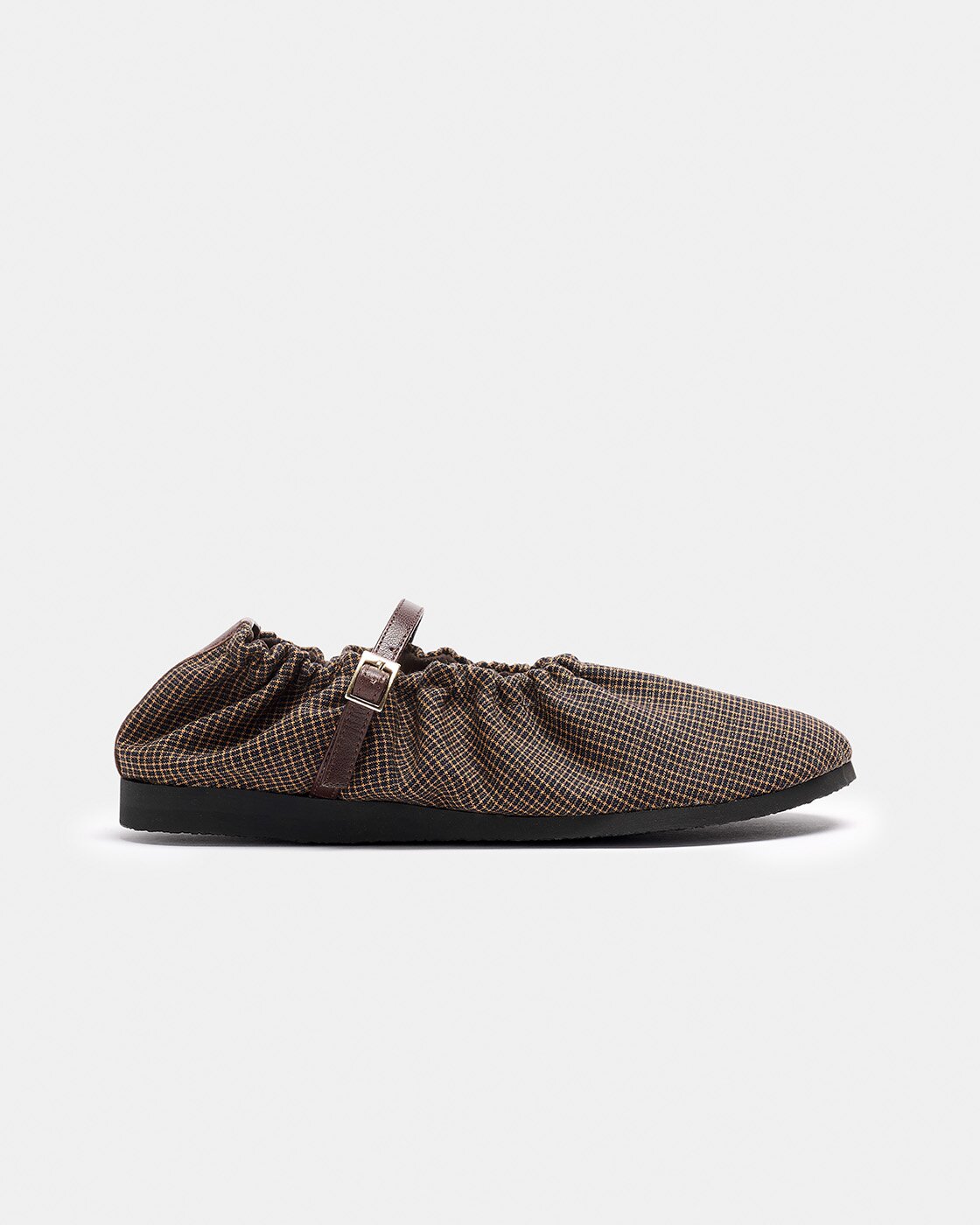 Zapato plano de mujer tipo mercedita con detalle de fruncido y tejido con detalle de piel en el cierre con hebilla - Naguisa - Marrón Marrón-1