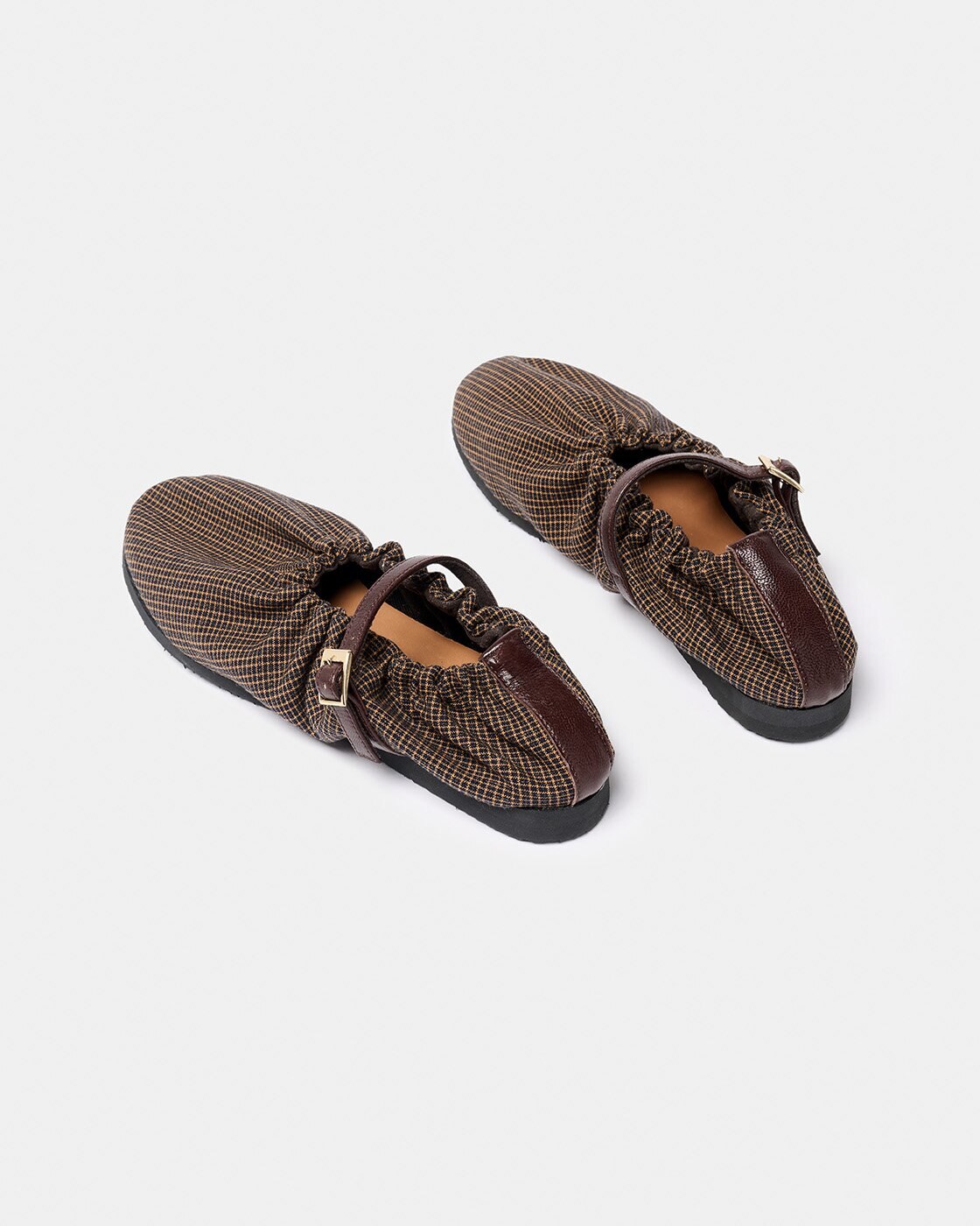 Zapato plano de mujer tipo mercedita con detalle de fruncido y tejido con detalle de piel en el cierre con hebilla - Naguisa - Marrón Marrón-3