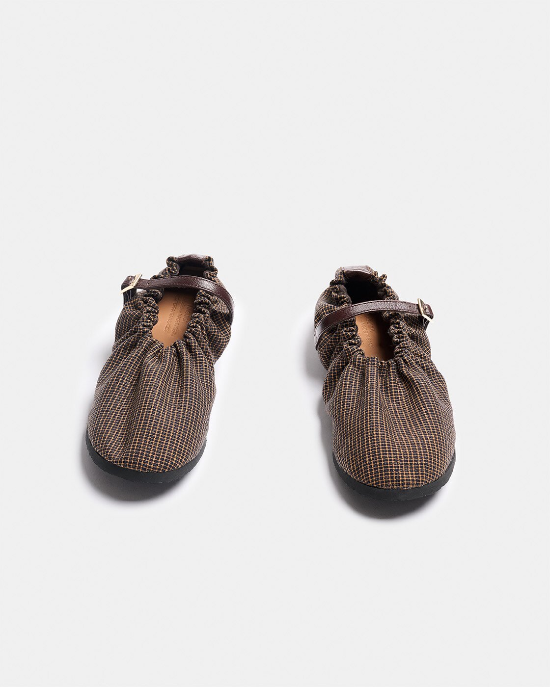 Zapato plano de mujer tipo mercedita con detalle de fruncido y tejido con detalle de piel en el cierre con hebilla - Naguisa - Marrón Marrón-2