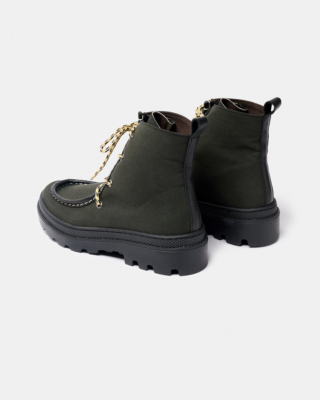 Botines con suela track tipo wallabee de mujer con detalle de ojetes metálicos con contraste, de piel y tejido con cierre de cordones y suela track - Naguisa - Verde Oliva Verde Oliva-3