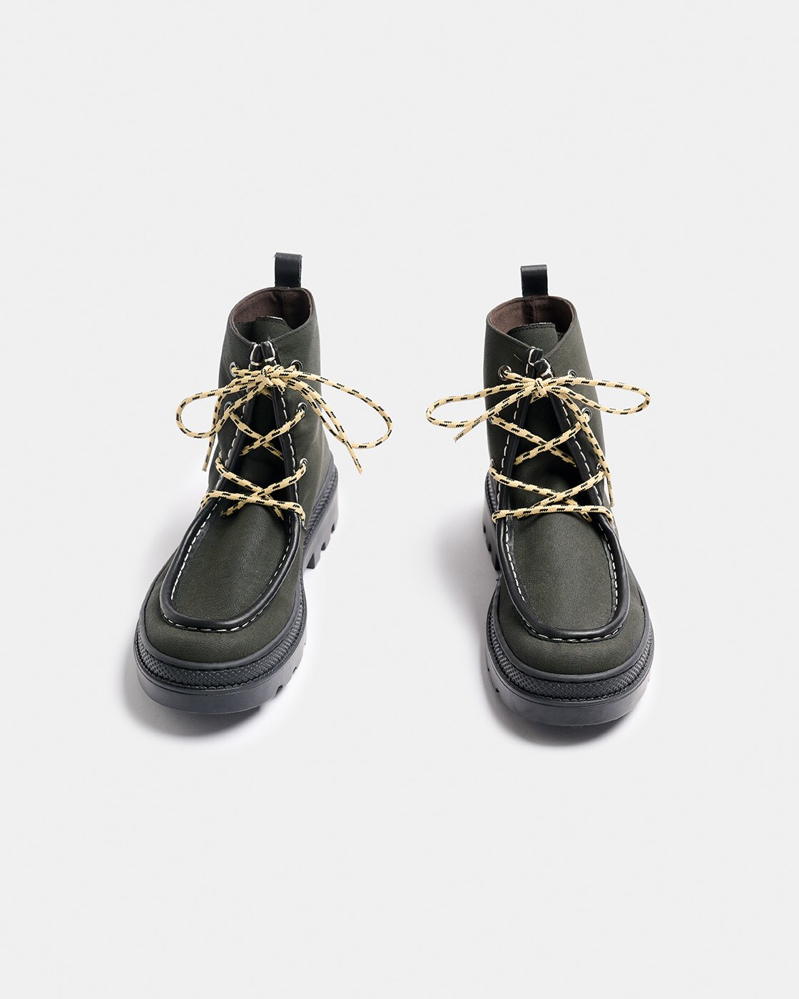 Botines con suela track tipo wallabee de mujer con detalle de ojetes metálicos con contraste, de piel y tejido con cierre de cordones y suela track - Naguisa - Verde Oliva Verde Oliva-2