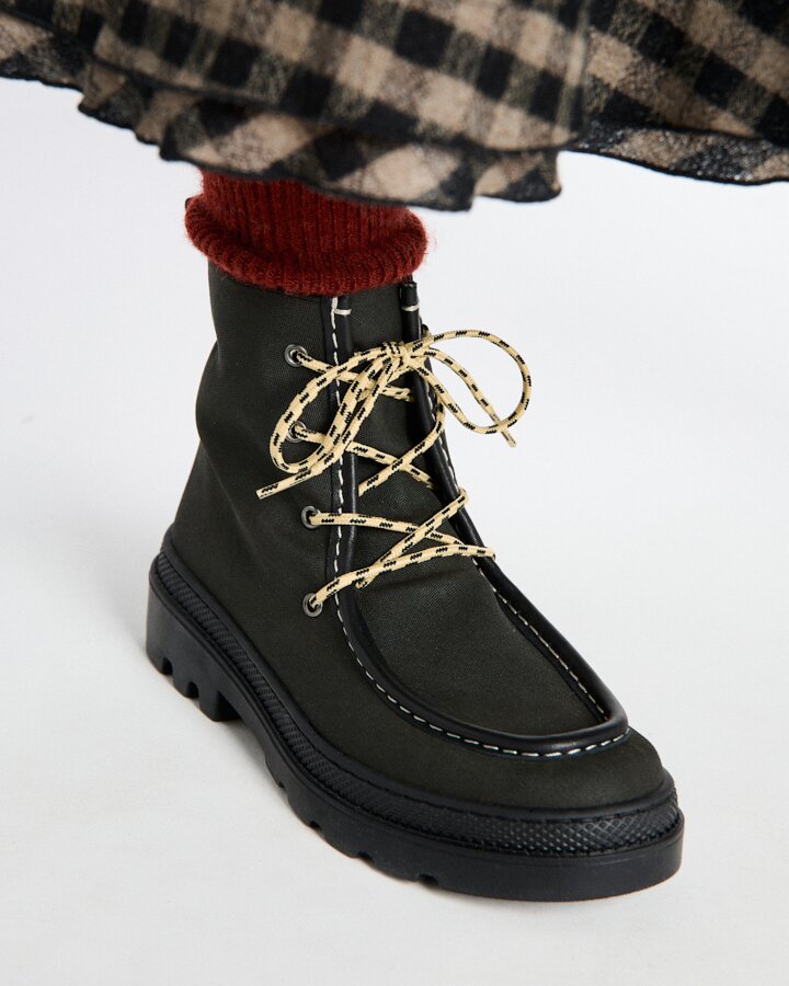 Botines con suela track tipo wallabee de mujer con detalle de ojetes metálicos con contraste, de piel y tejido con cierre de cordones y suela track - Naguisa - Verde Oliva Verde Oliva-4