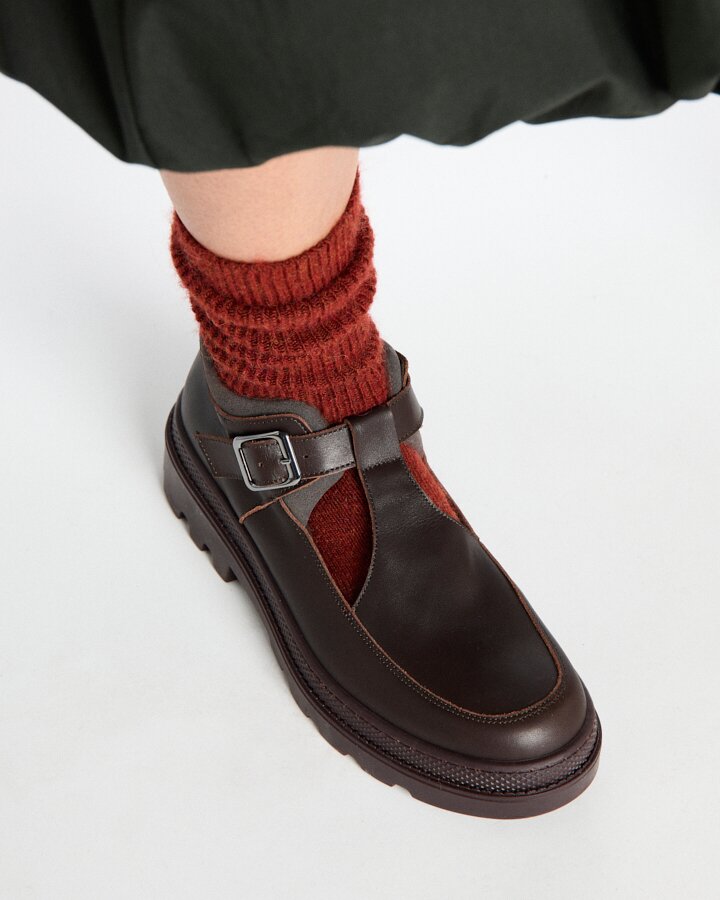 Botines con suela track de mujer con tira en tde piel y serraje con hebilla y suela track - Naguisa - Marrón chocolate Marrón chocolate-2