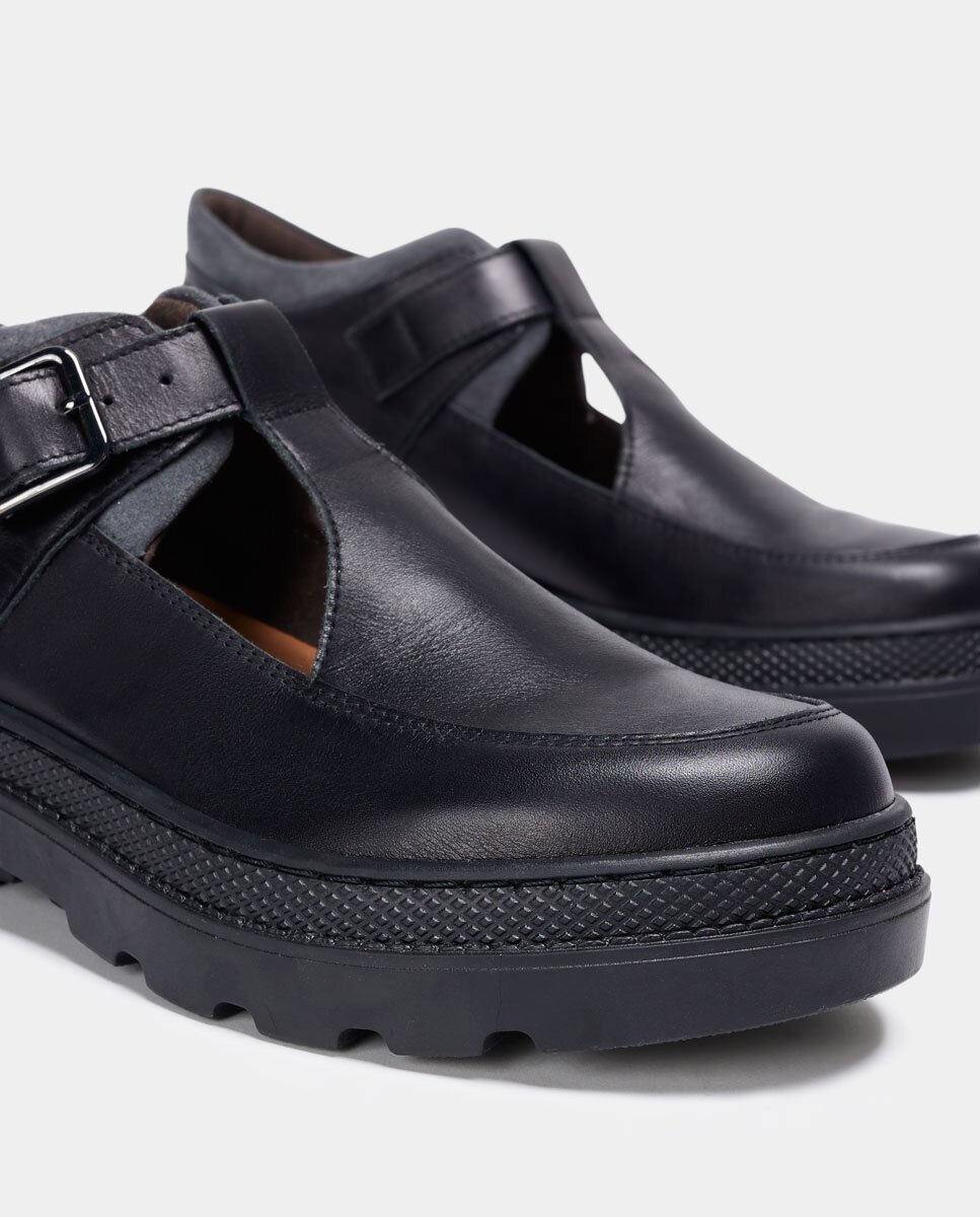 Botines con suela track de mujer con tira en tde piel y serraje con hebilla y suela track - Naguisa - Negro Negro-2