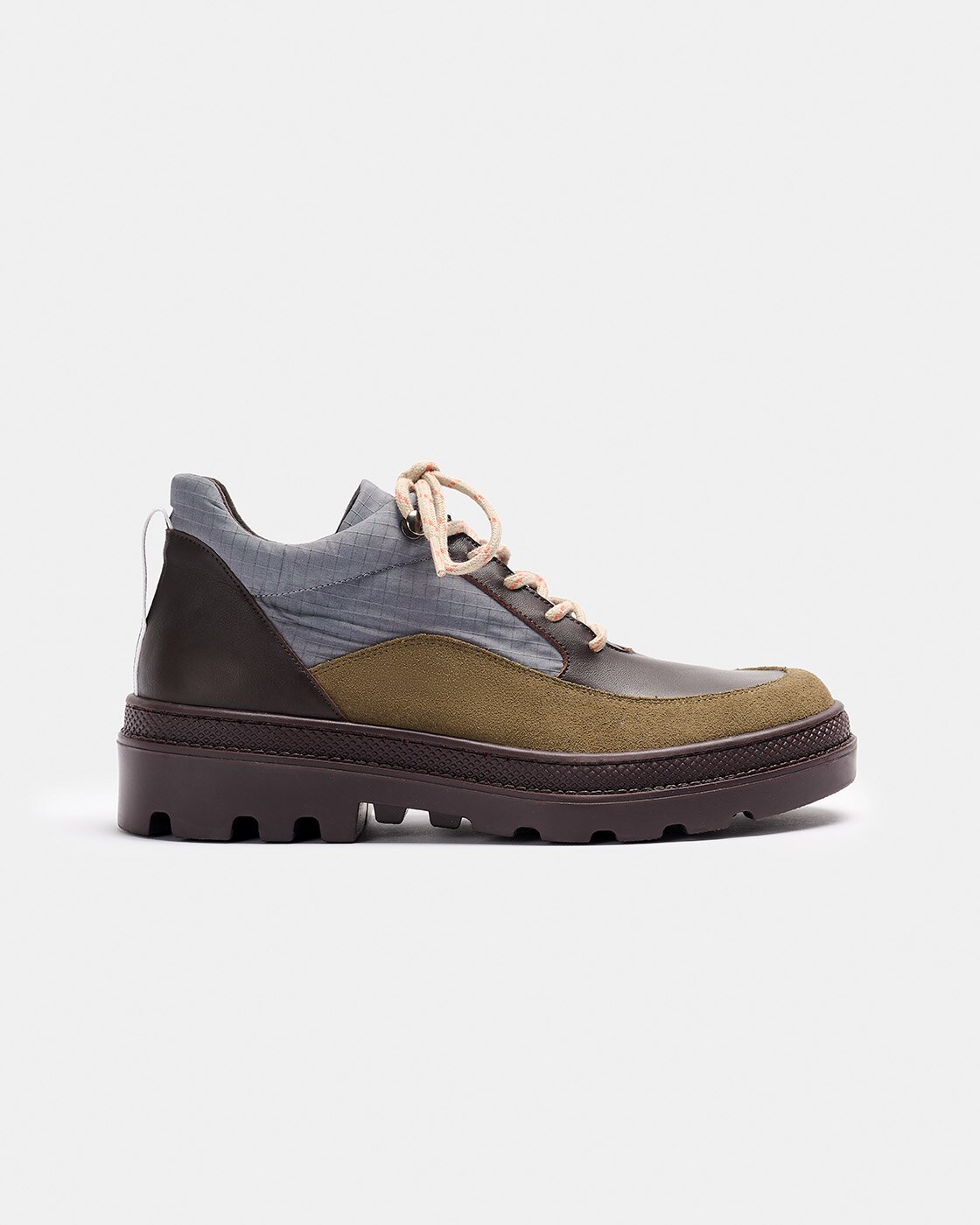 Zapatilla con combinación de materiales, de mujer inspirada en el calzado de senderismo con cordones a contraste y suela track - Naguisa - Marrón Marrón-1