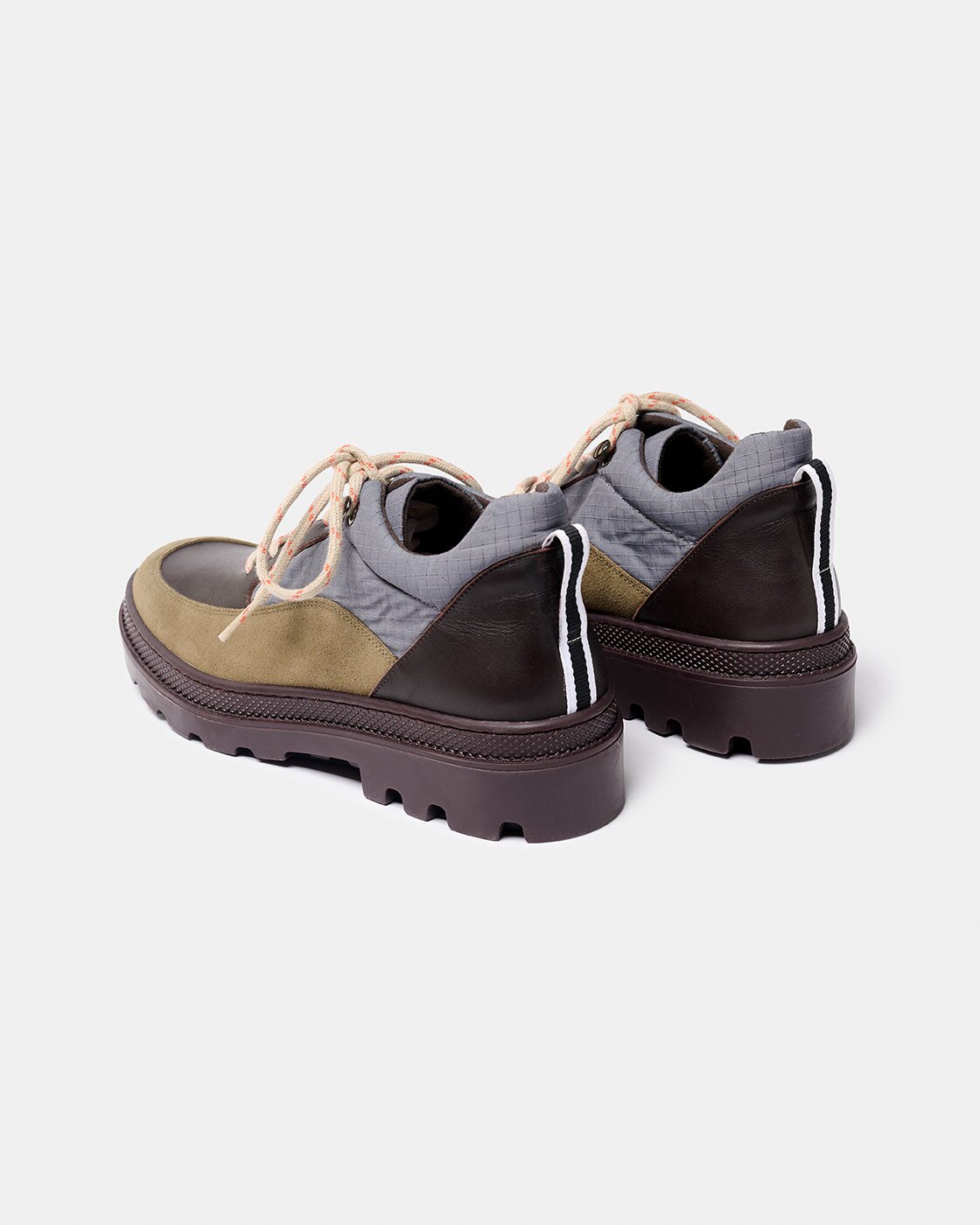 Zapatilla con combinación de materiales, de mujer inspirada en el calzado de senderismo con cordones a contraste y suela track - Naguisa - Marrón Marrón-3