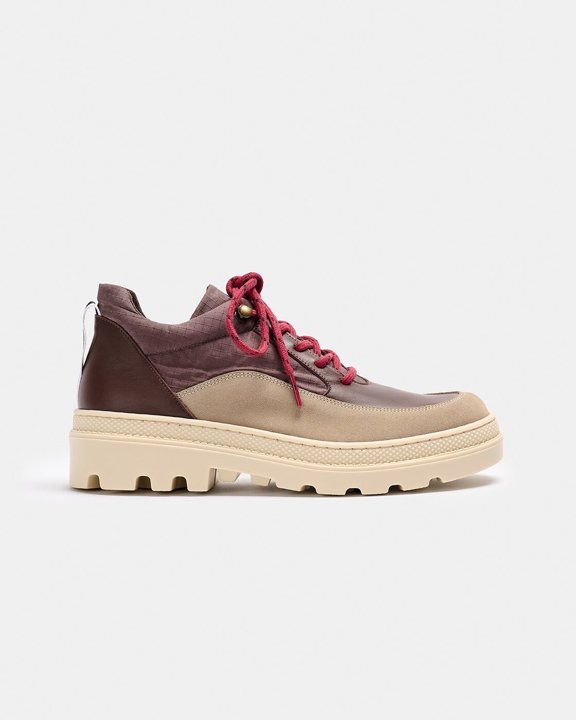 Zapatilla con combinación de materiales, de mujer inspirada en el calzado de senderismo con cordones a contraste y suela track - Naguisa - Caoba Caoba-1