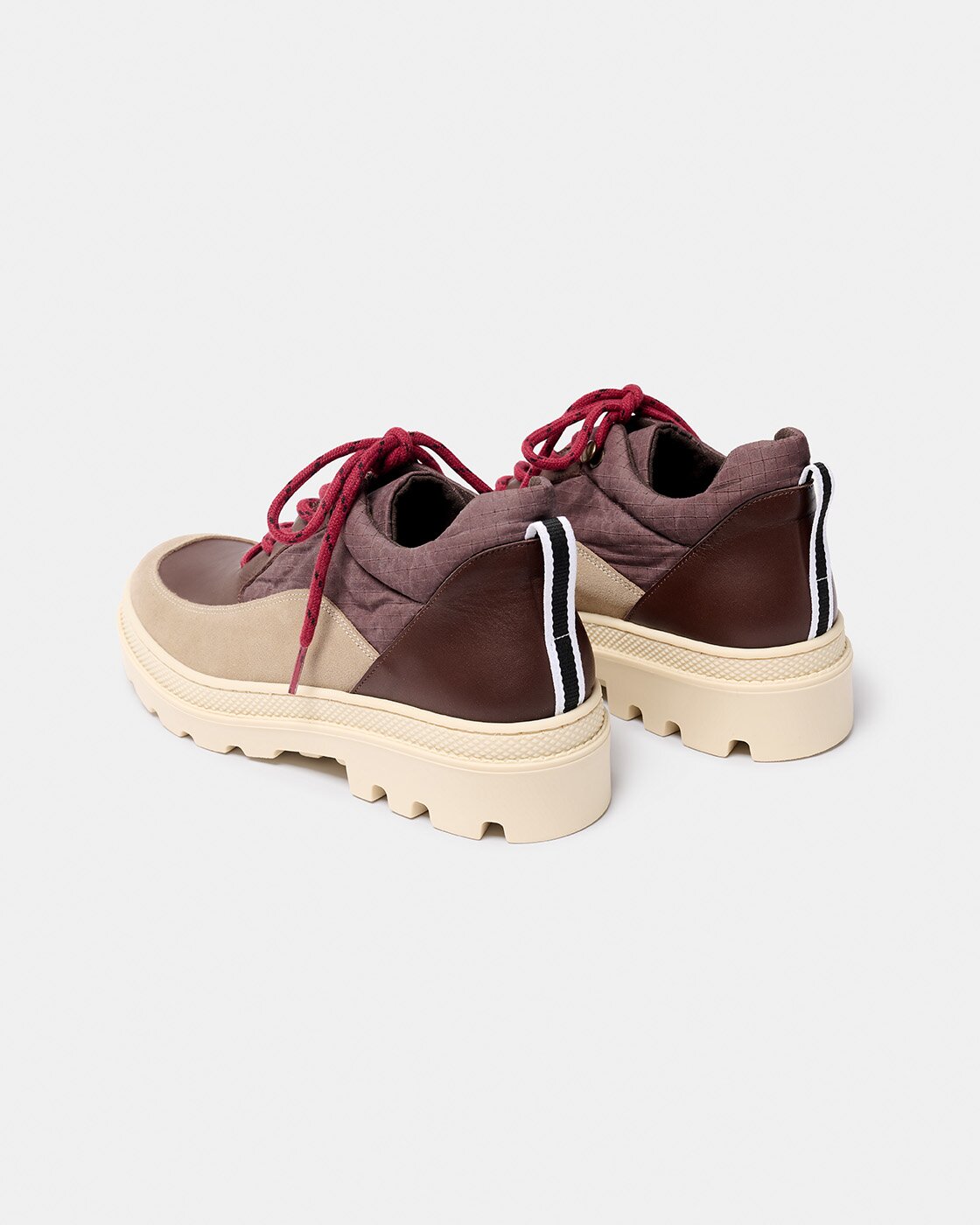 Zapatilla con combinación de materiales, de mujer inspirada en el calzado de senderismo con cordones a contraste y suela track - Naguisa - Caoba Caoba-3