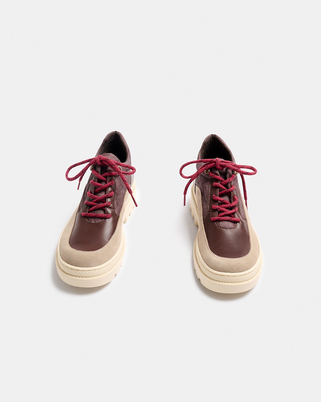 Zapatilla con combinación de materiales, de mujer inspirada en el calzado de senderismo con cordones a contraste y suela track - Naguisa - Caoba Caoba-2