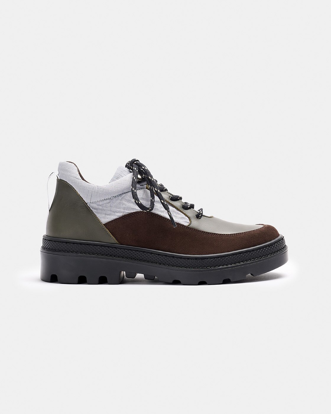 Zapatilla con combinación de materiales, de mujer inspirada en el calzado de senderismo con cordones a contraste y suela track - Naguisa - Multicolor Multicolor-1