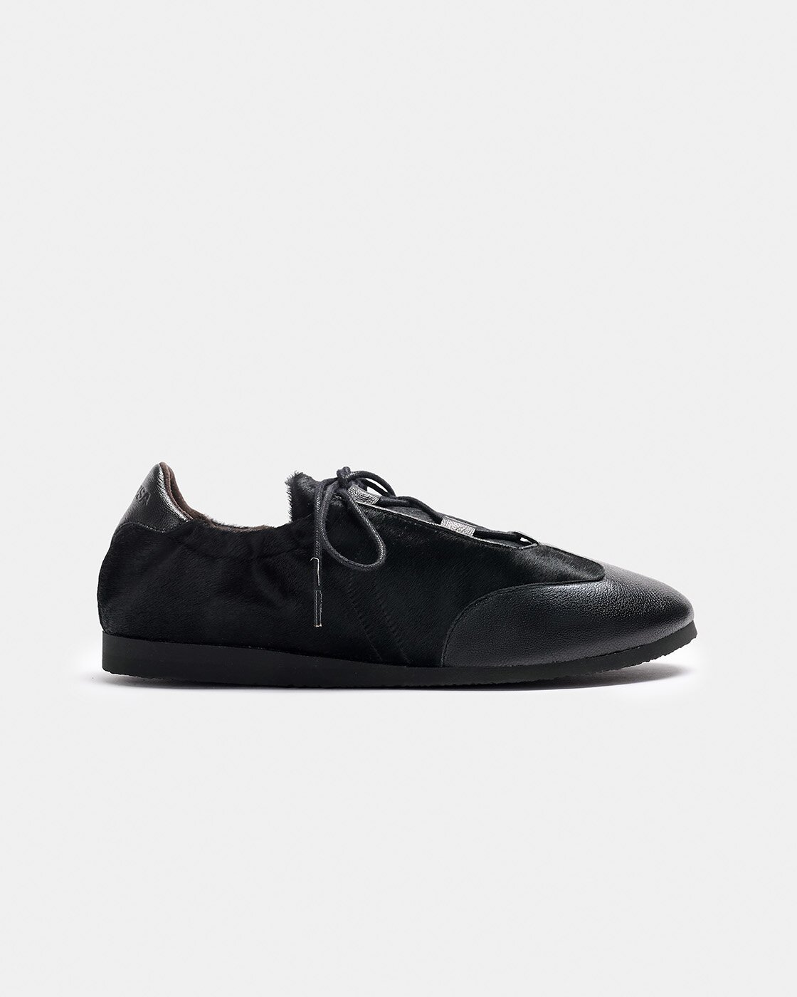 Zapatilla de piel de estilo deportivo de mujer con cierre de cordones, corte fruncido y detalle de acabado de pelo - Naguisa - Negro Negro-1