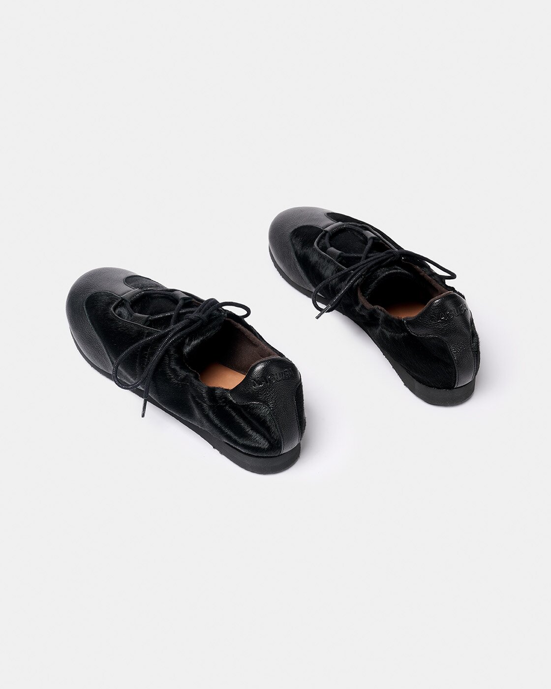 Zapatilla de piel de estilo deportivo de mujer con cierre de cordones, corte fruncido y detalle de acabado de pelo - Naguisa - Negro Negro-3