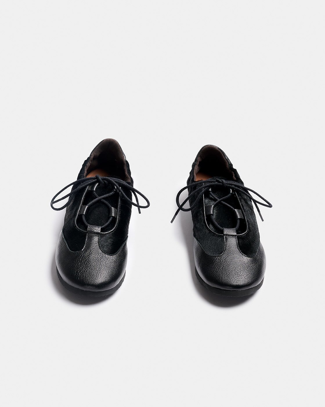 Zapatilla de piel de estilo deportivo de mujer con cierre de cordones, corte fruncido y detalle de acabado de pelo - Naguisa - Negro Negro-2
