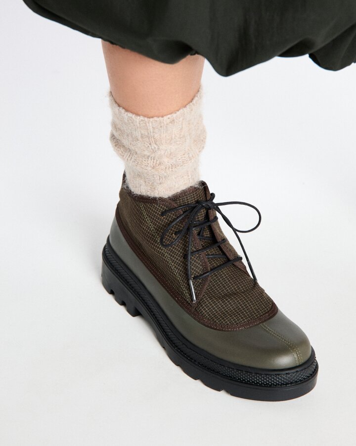 Botines con suela track de piel tipo blucher de mujer de caña baja con combinación de materiales, cierre con cordones y suela track - Naguisa - Verde Oliva Verde Oliva-2