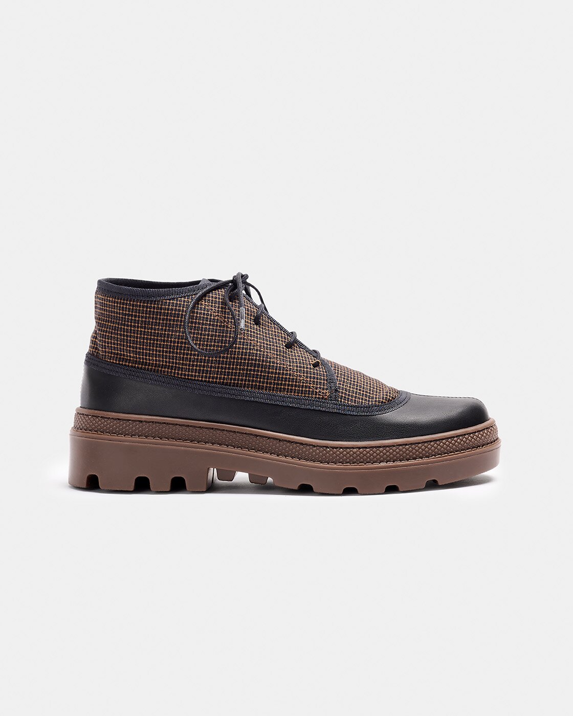 Botines con suela track de piel tipo blucher de mujer de caña baja con combinación de materiales, cierre con cordones y suela track - Naguisa - Negro Negro-1