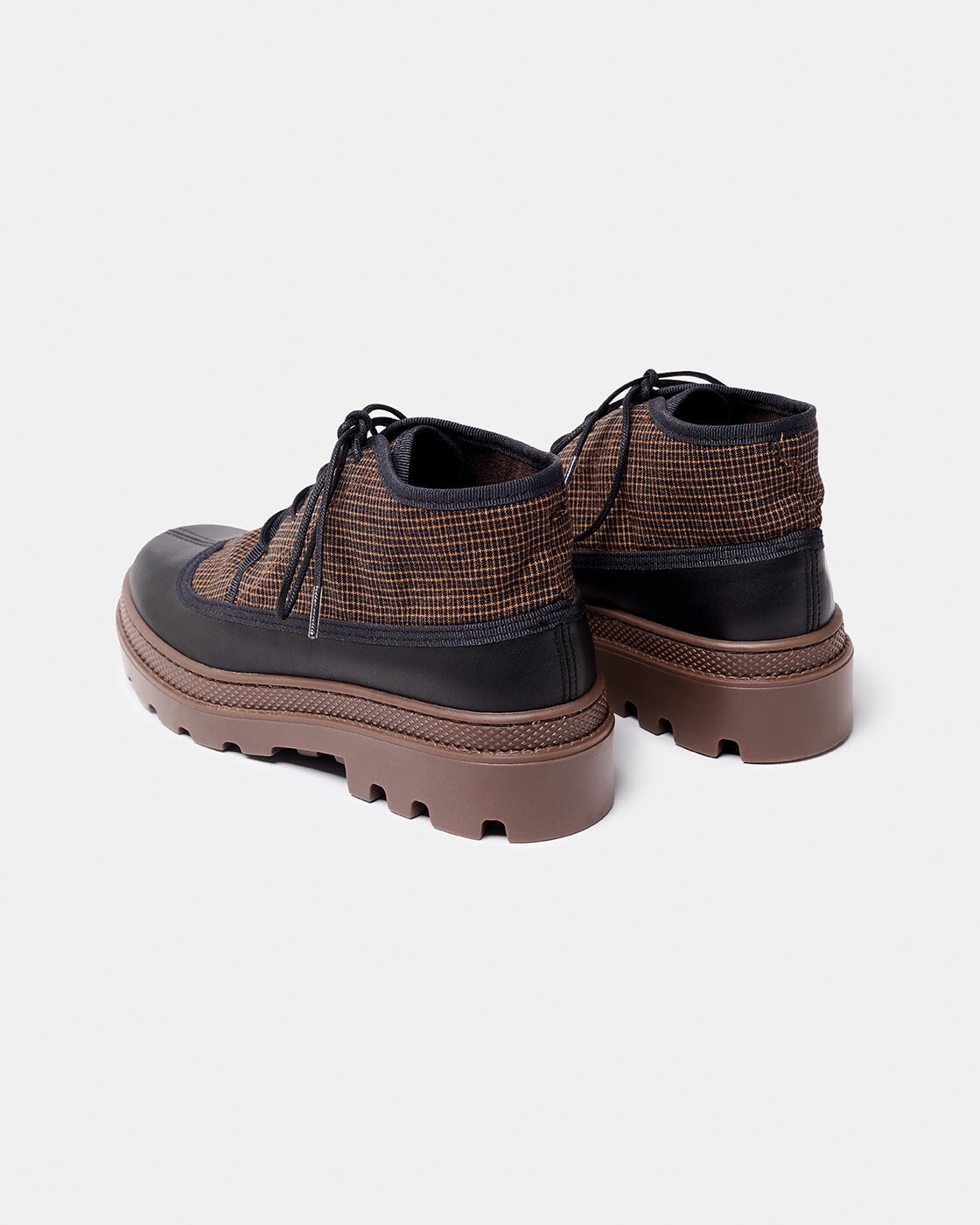 Botines con suela track de piel tipo blucher de mujer de caña baja con combinación de materiales, cierre con cordones y suela track - Naguisa - Negro Negro-3