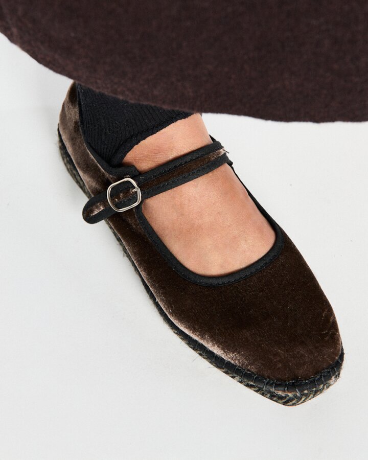 Alpargata estilo mercedita de mujer de tejido terciopelo con detalle de ribete a contraste, suela de yute bicolor con una pequeña cuña - Naguisa - Marrón oscuro Marrón oscuro-2