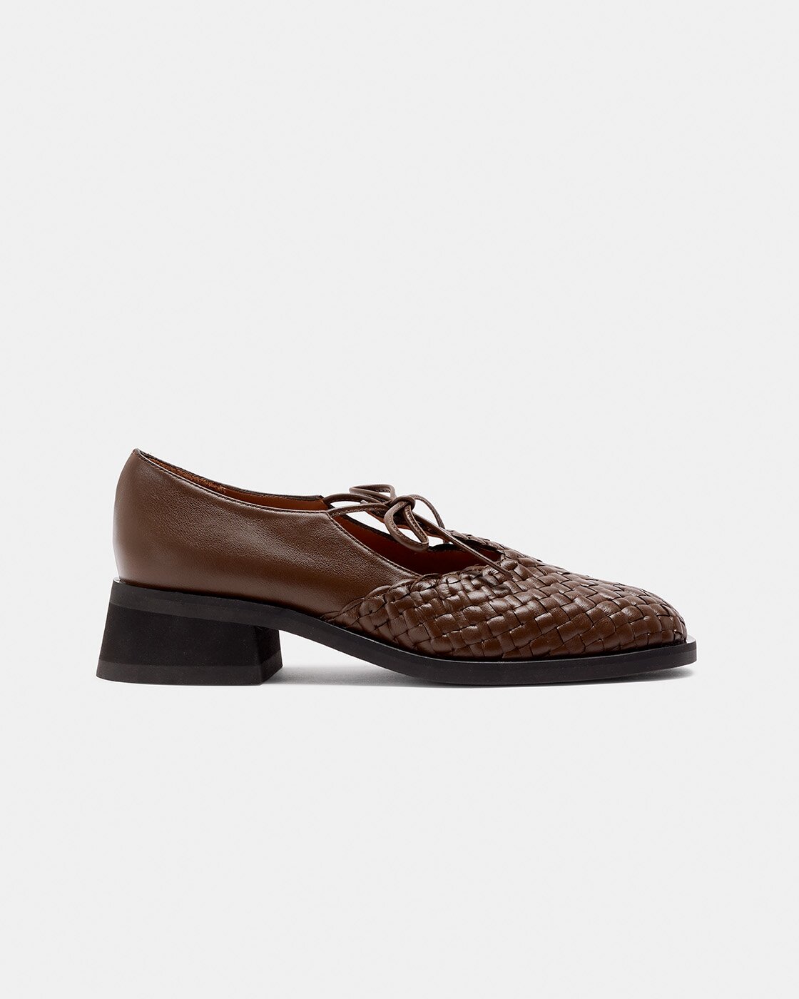 Zapato de piel de mujer con cierre de lazo y detalle de trenzado en la parte frontal - Naguisa - Marrón chocolate Marrón chocolate-1