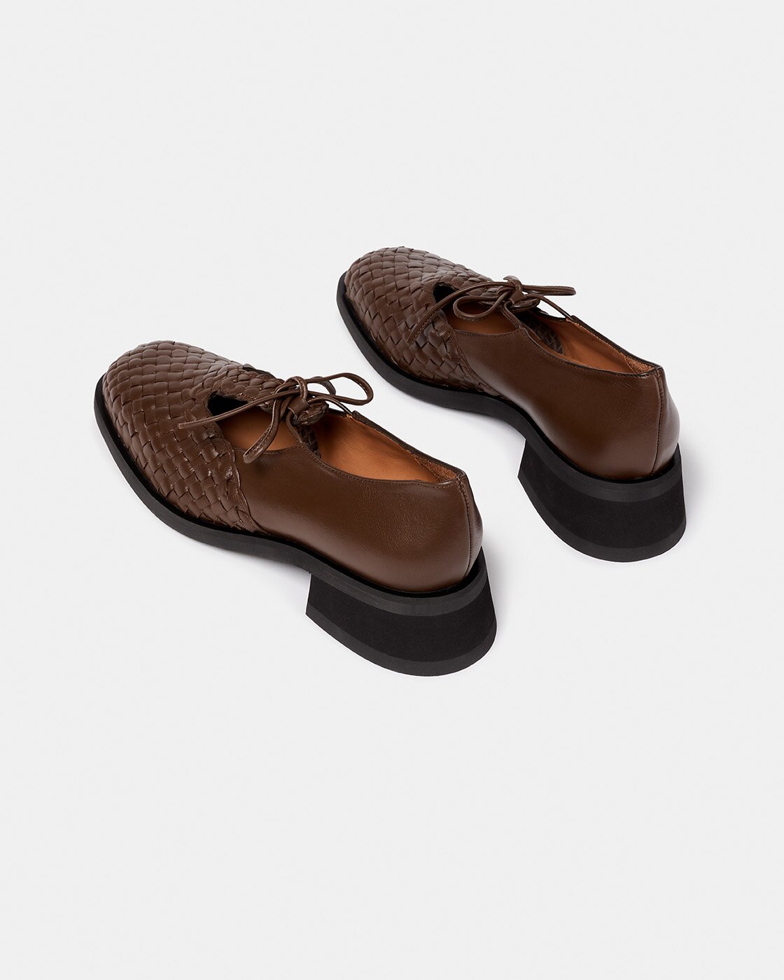 Zapato de piel de mujer con cierre de lazo y detalle de trenzado en la parte frontal - Naguisa - Marrón chocolate Marrón chocolate-3