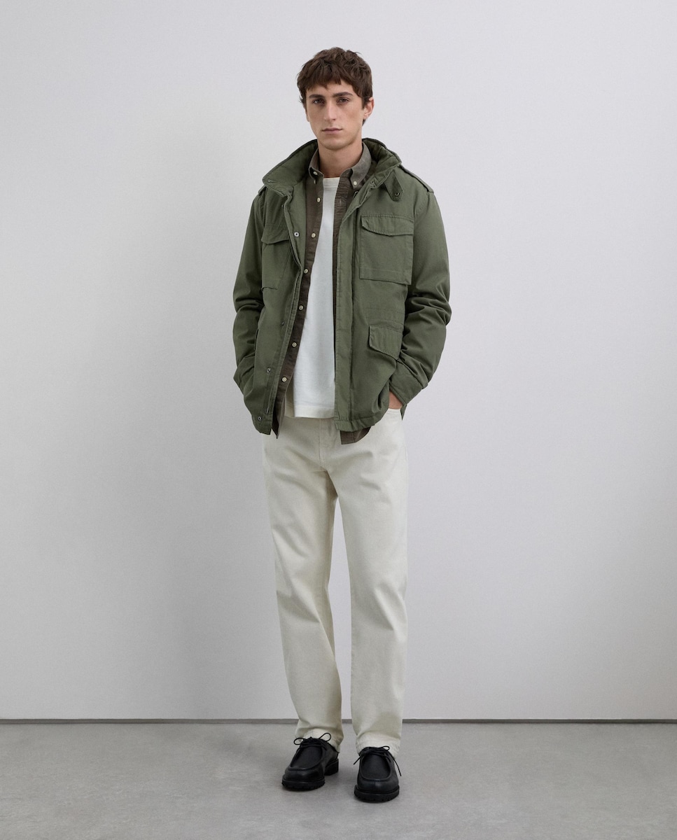 Chaqueta de hombre con cuello alto con trabilla y hombreras