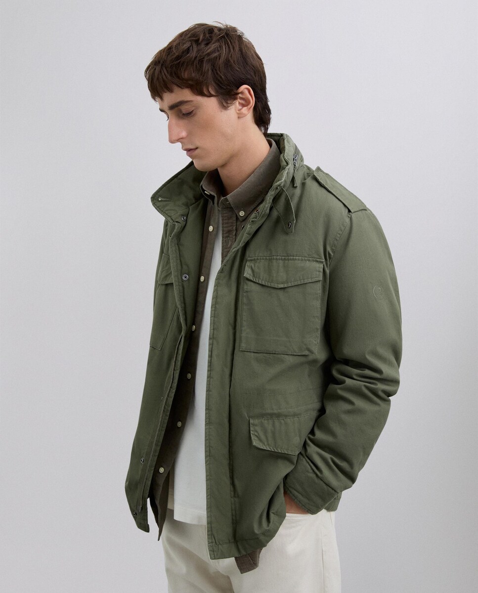 Chaqueta de hombre con cuello alto con trabilla y hombreras