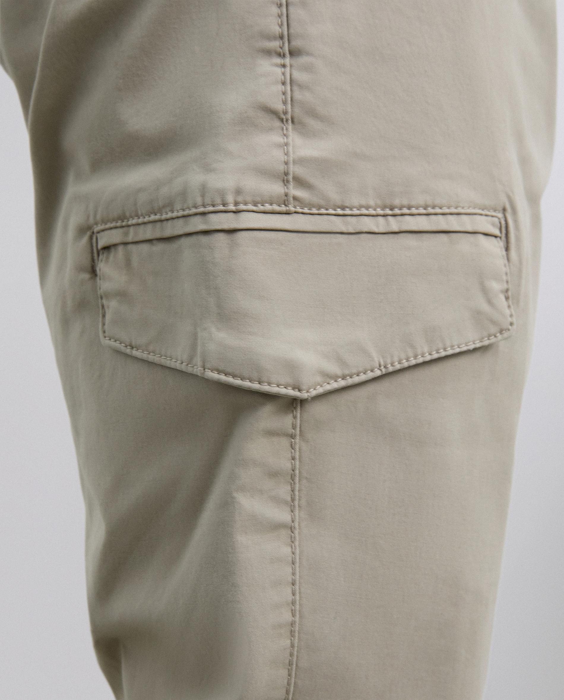 Imagen 4 de Pantalón cargo de hombre regular fit con bolsillos traseros - Scalpers - Beige Beige