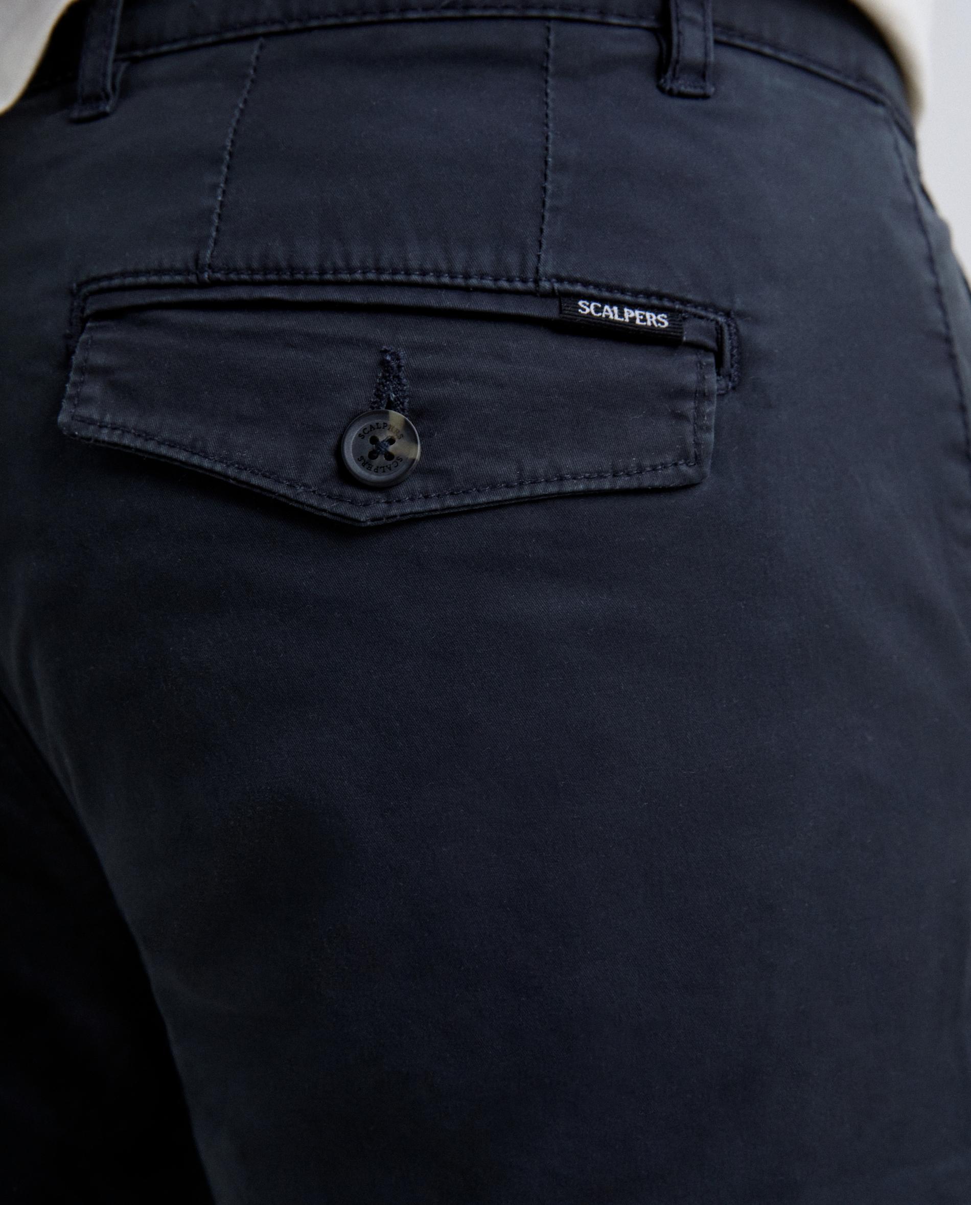 Imagen 6 de Pantalón cargo de hombre regular fit con bolsillos traseros - Scalpers - Navy Navy