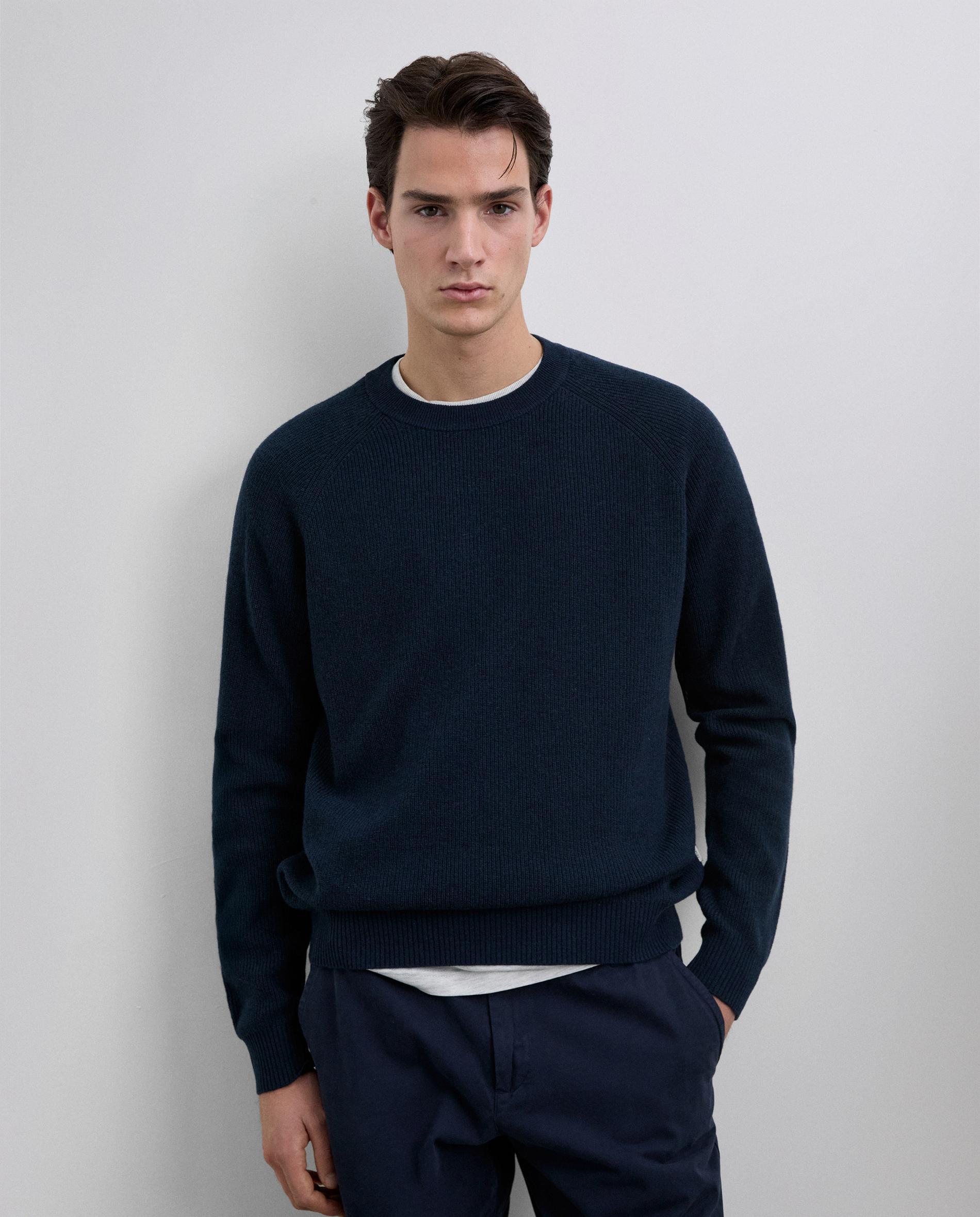 Jersey de hombre liso con cuello redondo