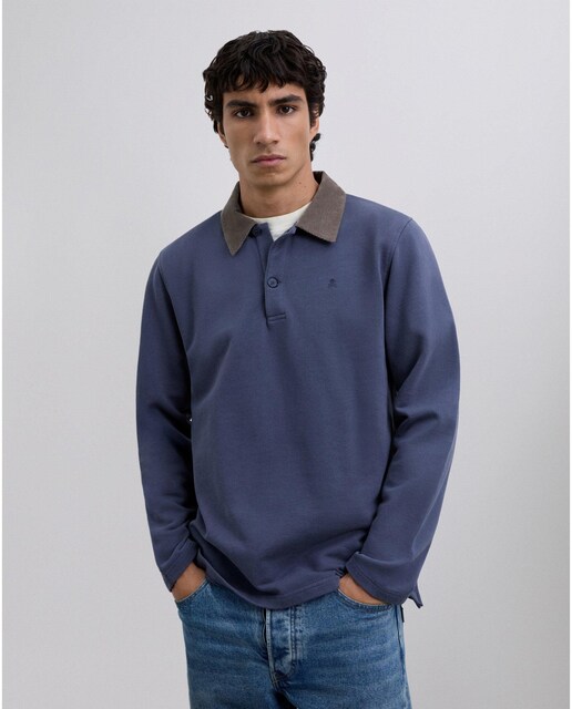 Imagen 0 de Polo de hombre con cuello de pana a contraste y cierre por botones