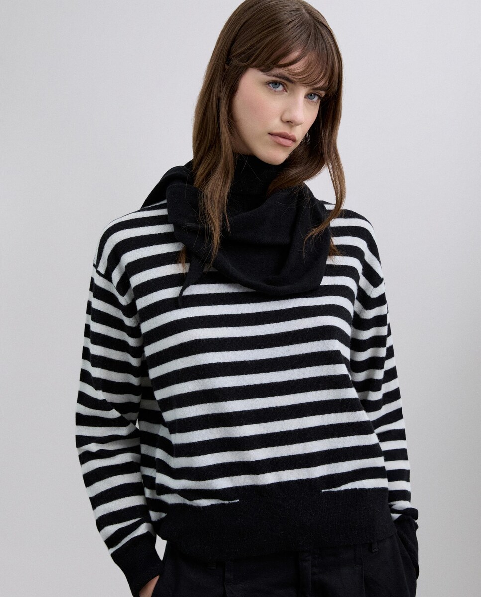 Jersey de mujer de cuello vuelto con detalle de calavera bordado