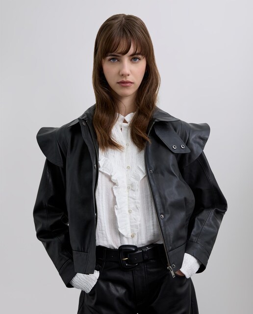 Imagen 0 de Chaqueta de mujer con cierre de cremallera y volante en los hombros