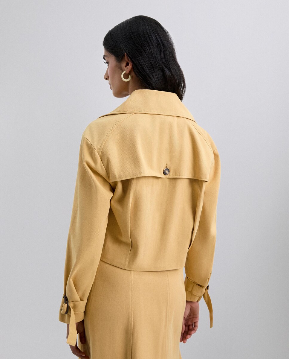 Chaqueta de mujer estilo blazer con botones y solapas · Scalpers