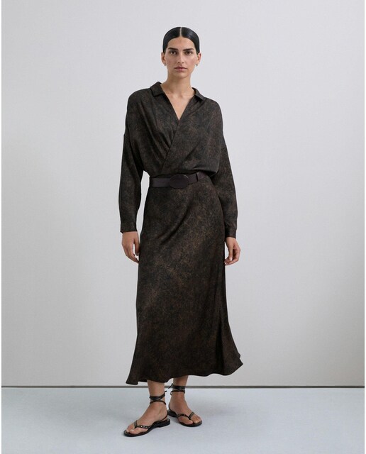 Imagen 0 de Camisa de mujer con diseño cruzado y cuello de solapa