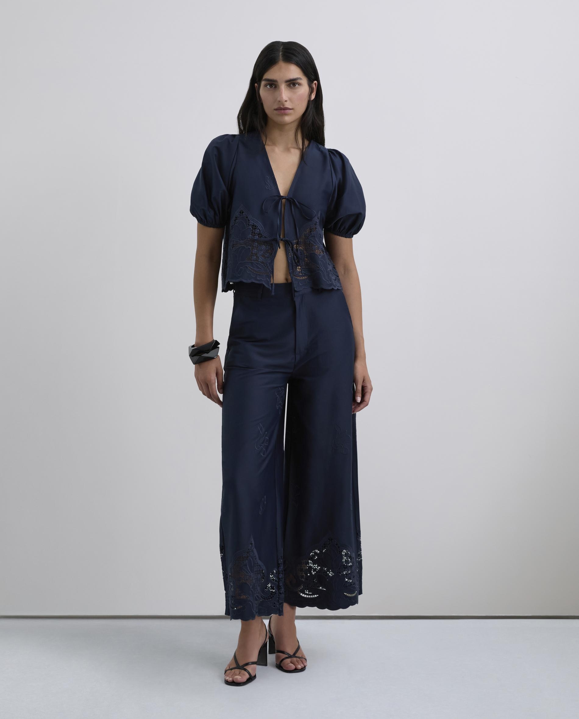 Pantalón ancho de mujer de largo culotte con bordados